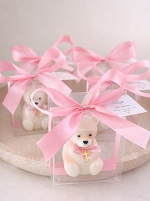 Teddy M sa mašnicom i križem u kutiji